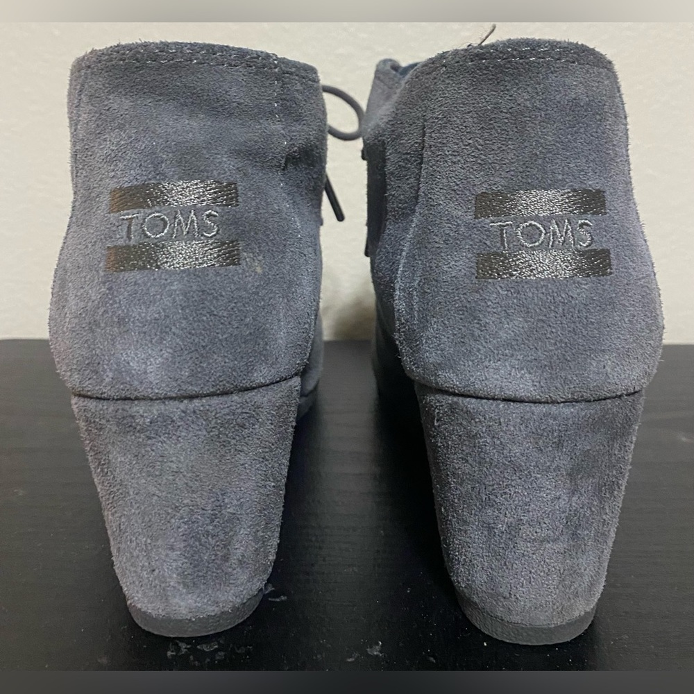 Like new Womens Suede Tom Gray Wedges with bag - size 8.5 - Picture 4 of 14